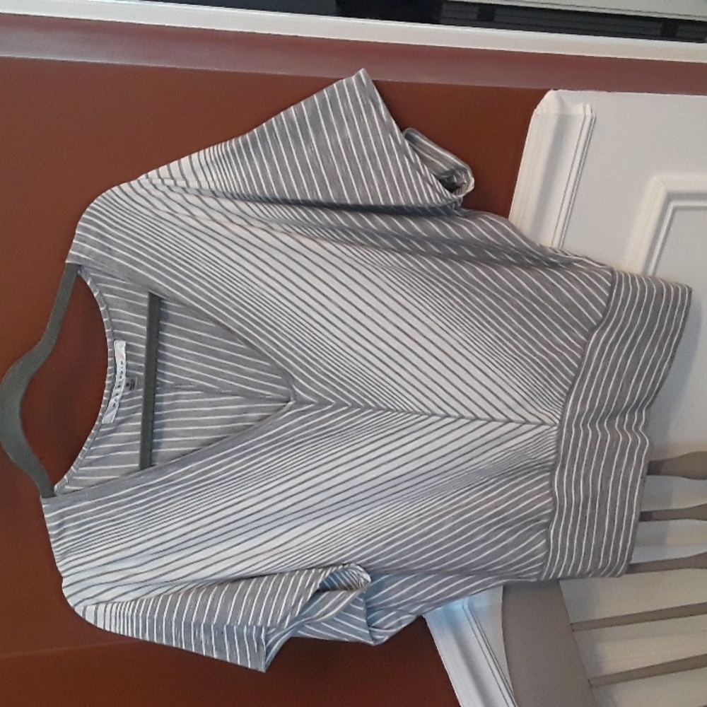 Max Studio Gray and Off White Short Sleeve top with band. Size Medium. Worn Once